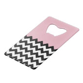 Zwarte en witte zigzag Patroon, Chevron, Roze Creditkaart Flessenopener (Voorkant Gekanteld)