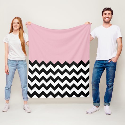 Zwarte en witte zigzag Patroon, Chevron, Roze Fleece Deken (In situ)