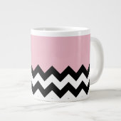 Zwarte en witte zigzag Patroon, Chevron, Roze Grote Koffiekop (Voorkant rechts)