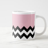 Zwarte en witte zigzag Patroon, Chevron, Roze Grote Koffiekop (Rechts)