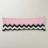 Zwarte en witte zigzag Patroon, Chevron, Roze Lichaamskussen (Achterkant)