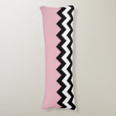 Zwarte en witte zigzag Patroon, Chevron, Roze Lichaamskussen (Voorkant Verticaal)