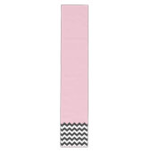 Zwarte en witte zigzag Patroon, Chevron, Roze Medium Tafelloper (Voorkant)