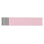 Zwarte en witte zigzag Patroon, Chevron, Roze Medium Tafelloper (Horizontaal)