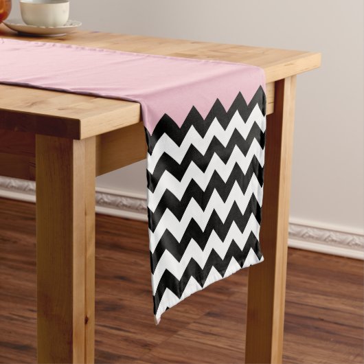 Zwarte en witte zigzag Patroon, Chevron, Roze Medium Tafelloper (Voorbeeld)