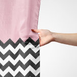 Zwarte en witte zigzag Patroon, Chevron, Roze Sjaal<br><div class="desc">Elegant,  stijlvol en verfijnd zigzagpatroon (chevron) in zwarte en witte kleur op de roze achtergrond. Moderne en trendy cadeau,  perfect voor de zigzag-minnaar in je leven.</div>