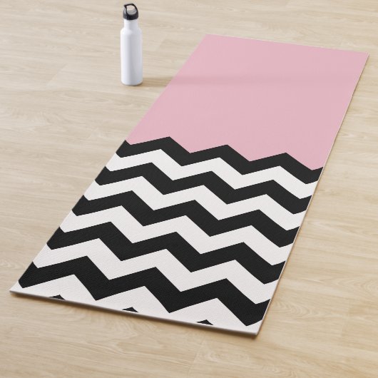 Zwarte en witte zigzag Patroon, Chevron, Roze Yogamat (In situ)