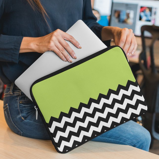 Zwarte en witte zigzag Pattern, Chevron, Green Laptop Sleeve (Creator heeft geüpload)