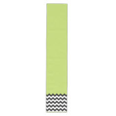 Zwarte en witte zigzag Pattern, Chevron, Green Medium Tafelloper (Voorkant)