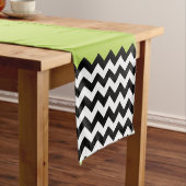 Zwarte en witte zigzag Pattern, Chevron, Green Medium Tafelloper (Voorbeeld)