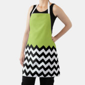 Zwarte en witte zigzag Pattern, Chevron, Green Schort (Insitu)