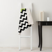 Zwarte en witte zigzag Pattern, Chevron, Green Sherpa Deken (In situ)