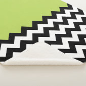 Zwarte en witte zigzag Pattern, Chevron, Green Sherpa Deken (3/4)
