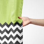 Zwarte en witte zigzag Pattern, Chevron, Green Sjaal<br><div class="desc">Elegant,  stijlvol en verfijnd zigzagpatroon (chevron) in zwarte en witte kleur op groene achtergrond. Moderne en trendy cadeau,  perfect voor de zigzag-minnaar in je leven.</div>