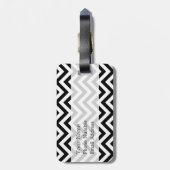 Zwarte en witte zigzag Stripes Chevron Pattern Bagagelabel (Achterkant verticaal)