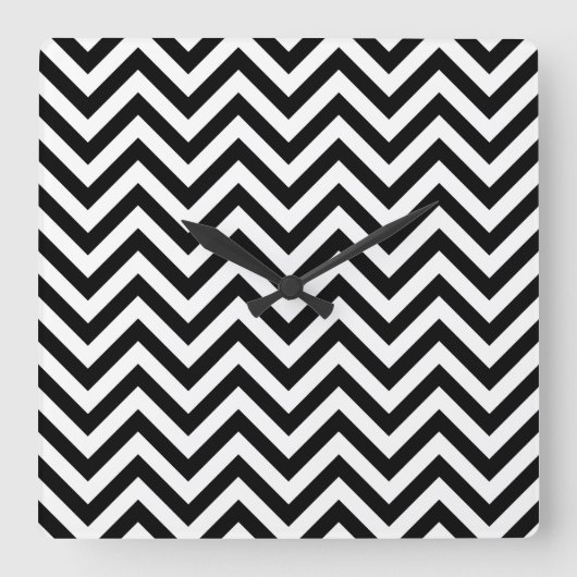 Zwarte en witte zigzag Stripes Chevron Pattern Vierkante Klok (Voorkant)