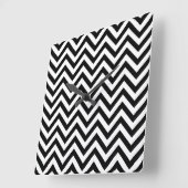 Zwarte en witte zigzag Stripes Chevron Pattern Vierkante Klok (Hoek)