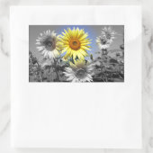 Zwarte en witte zonnebloemen met één geel rechthoekige sticker (Tas)