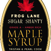 Zwarte esdoornsiroop met rood blad en rand ovale sticker