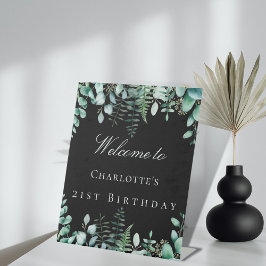 Zwarte eucalyptusbossen op de tribune reclamebord met voetstuk