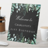 Zwarte eucalyptusbossen op de tribune reclamebord met voetstuk (Insitu)