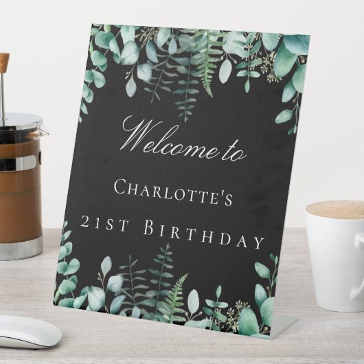 Zwarte eucalyptusbossen op de tribune reclamebord met voetstuk (Insitu)