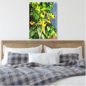 Zwarte Eyed Susans door stenen muur Canvas Afdruk (Insitu (Slaapkamer))