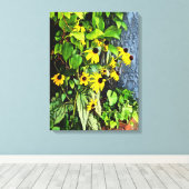 Zwarte Eyed Susans door stenen muur Canvas Afdruk (Insitu (Houten vloer))