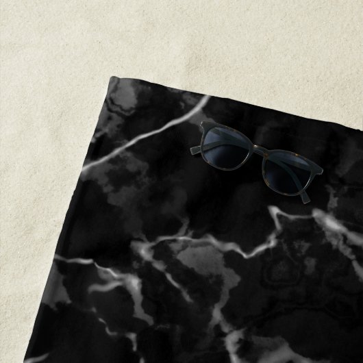 Zwarte faux-marmer-textuur met aangepaste tekst strandlaken (In situ)