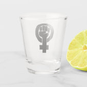 Zwarte feministische vuist shot glas (Achterkant)