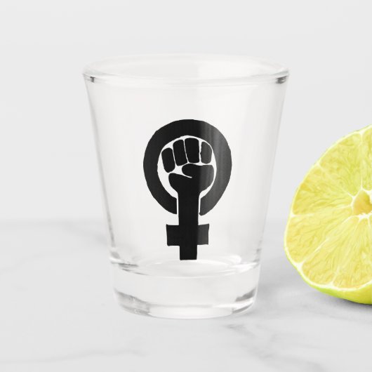 Zwarte feministische vuist shot glas (Voorkant)