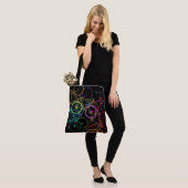 Zwarte fiets canvas tas met kleurrijke fietsen (Op model)