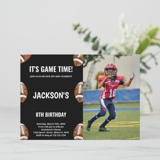 Zwarte Football Birthday-uitnodigingen met foto Kaart (Staand voorkant)