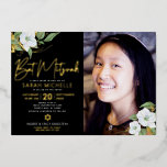 Zwarte Foto Bat Mitzvah Bloemenschrift Echte Goud Folie Uitnodiging<br><div class="desc">Wees trots, verheug je en laat deze mijlpaal van je favoriete Bat Mitzvah zien met deze verfijnde, gepersonaliseerde foto-uitnodiging! Een chic, verbluffend, wit en echt goud folie bloem waterverf ontwerp, echt goud folie handgeschreven schrift en witte sans serif typografie overlappen een dramatische zwarte achtergrond aan de linkerzijde, jouw gepersonaliseerde foto...</div>