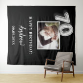 Zwarte foto met naam man voor 70ste verlichting wandkleed (In Situ (horizontaal))