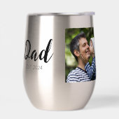 Zwarte foto met tekst 'Dad Established' (Links)