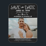 Zwarte foto van Rustic Script Chalkboard Wedding B Magneet<br><div class="desc">Een witte en unieke foto behalve het ontwerp van de datummagneet kenmerkt een zwarte achtergrond en handgeschreven doopvonten met een witte krijt verschijning. Personaliseer met de trouwdetails en een favoriete foto van het verloving.</div>