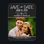 Zwarte foto van Rustic Script Chalkboard Wedding B Magneet<br><div class="desc">Een witte en unieke foto behalve het ontwerp van de datummagneet kenmerkt een zwarte achtergrond en handgeschreven doopvonten met een witte krijt verschijning. Personaliseer met de trouwdetails en een favoriete foto van het verloving.</div>