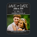 Zwarte foto van Rustic Script Chalkboard Wedding B Magneet<br><div class="desc">Een witte en unieke foto behalve het ontwerp van de datummagneet kenmerkt een zwarte achtergrond en handgeschreven doopvonten met een witte krijt verschijning. Personaliseer met de trouwdetails en een favoriete foto van het verloving.</div>