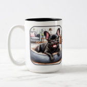 Zwarte Frenchie in een blauw hondenbed Tweekleurige Koffiemok (Links)