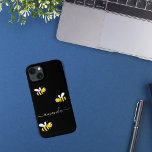 Zwarte gele bijen zomernaam Case-Mate iPhone case<br><div class="desc">Gedemoreerd met vrolijke, glimlachende gele en zwarte hommels. Een zwarte achtergrond. Personaliseer en voeg jouw naam toe. De naam wordt geschreven met een modern handgeschreven stijlmanuscript met letters. Witte gekleurde letters. Als u de wasbeurt wilt behouden, verwijdert u alleen de voorbeeldnaam, laat u de spaties of de emoji's voor en...</div>