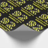 Zwarte & gele striped "92"; 92nd Birthday + Name Cadeaupapier (Hoek)