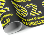 Zwarte & gele striped "92"; 92nd Birthday + Name Cadeaupapier (Rol Hoek)
