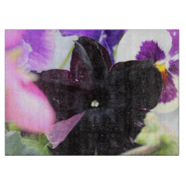 Zwarte geranium en kleurrijke bloemen snijplank