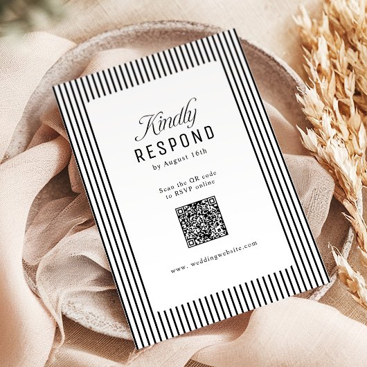 Zwarte gestreepte elegant klassieke QR-code bruilo RSVP Kaartje