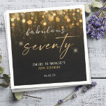 Zwarte Glitter Sparkle Glam 70th Birthday Servet<br><div class="desc">Zwart en goudglitter Sparkle Glam 70th Birthday Napkins op persoonlijke titel | Fijne zeventig Birthday Napkins | 70e verjaardag van de Fantastische zevenenzeventigste kaas op douanenaam 70e verjaardag | Personaliseer deze servetten met aangepaste tekst. U kunt de tekstkleur ook wijzigen.</div>