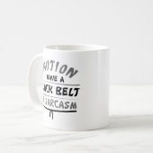 Zwarte gordel in Sarcasm Koffiemok (Voorkant links)
