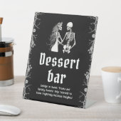 Zwarte gotische Halloween skelet dessertbar bord Reclamebord Met Voetstuk (Insitu)