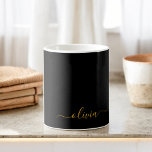 Zwarte Goud Meisjesachtig Script Monogram Naam Mod Koffiemok<br><div class="desc">Goud en Zwart Monogram Naam Koffiebeker of Mok. Dit is het perfecte cadeau voor een sweet 16 verjaardag,  trouwen,  bruidsfeest,  jubileum,  babyfeest of vrijgezellenfeest voor iemand die van glamour luxe en chic stijlen houdt.</div>