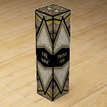 Zwarte gouddriehoek Sparkler Art Deco Wijn<br><div class="desc">Black Gold Triangle Sparkler Art Deco geïnspireerd Patroonontwerp - Stijlvol  Kunstdeco geïnspireerd in glitterijgoud en zwart met een gouden bijgesneden aanpasbaar tekstgebied. Personaliseer om uw gebeurtenis of product aan te passen. Gemaakt met liefde,  webgrl.art</div>